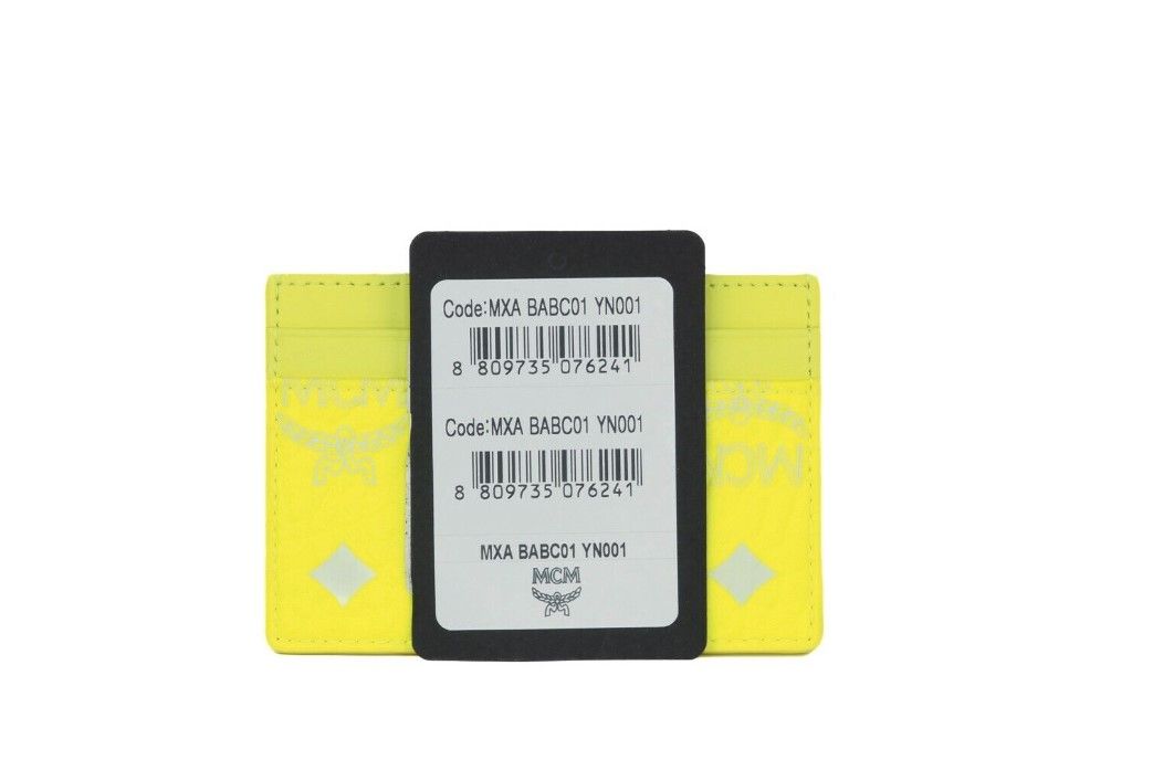 محفظة بطاقات جلدية من MCM Spectrum Diamond Mini Neon Yellow Visetos