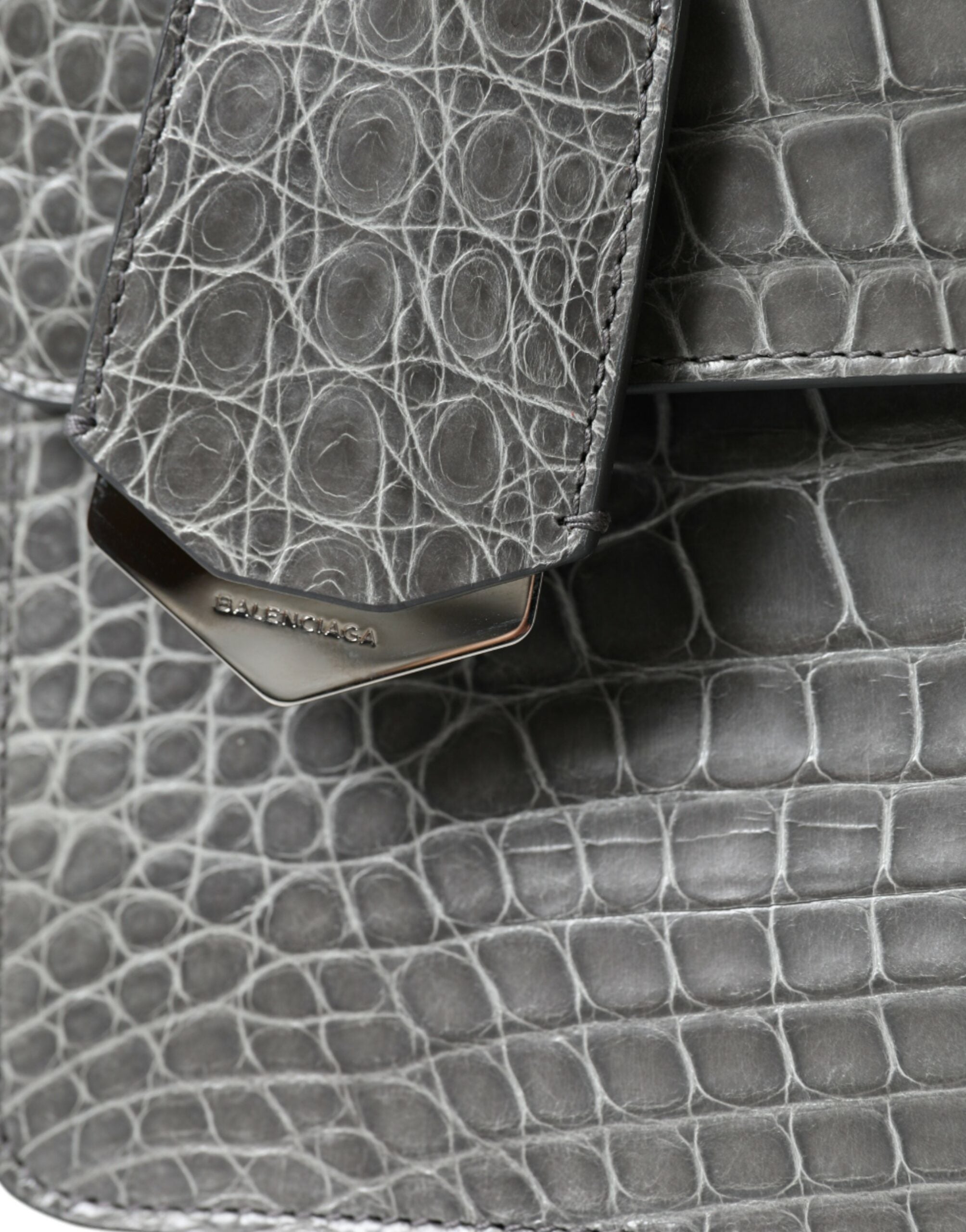 حقيبة يد متوسطة الحجم من Balenciaga باللون الرمادي من الجلد الفاخر