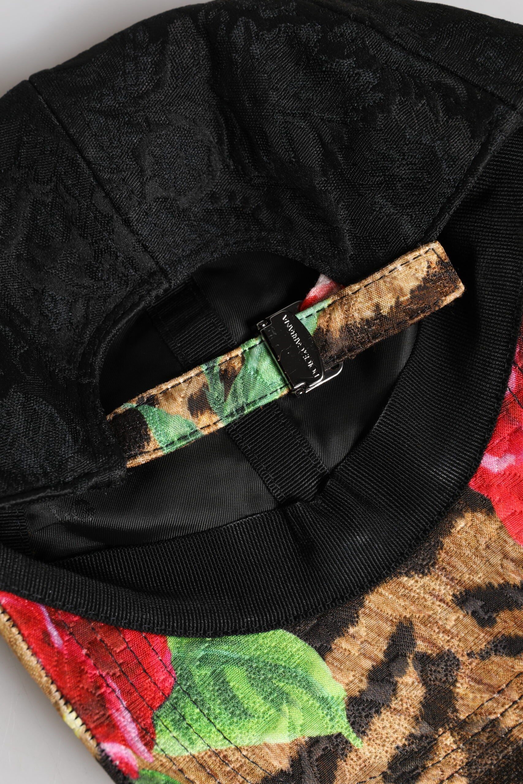 قبعة بيسبول دولتشي آند غابانا متعددة الألوان بشعار DG، مكونة من 6 أجزاء