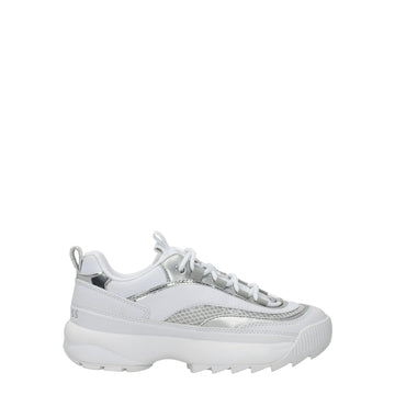 حذاء رياضي أبيض من البولي إيثيلين السميك من Guess